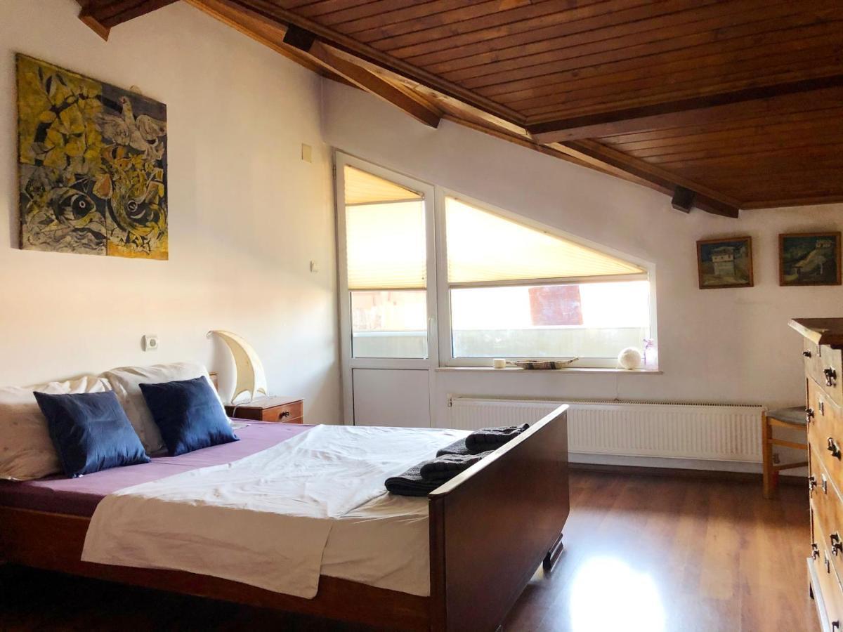 Corner House Apartment *